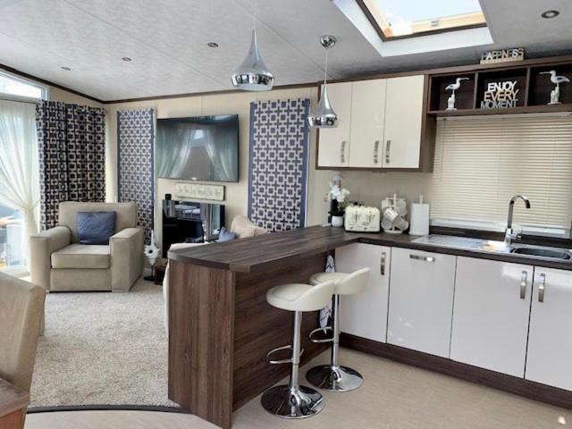 Poole Harbour View Lodge At Rockley Park Luaran gambar